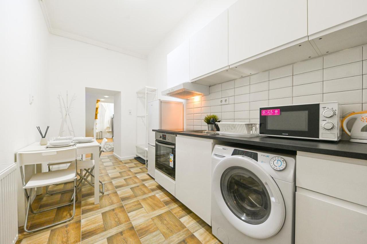 Charming Apartment In Damjanich Str., Lucas Budapest Bagian luar foto